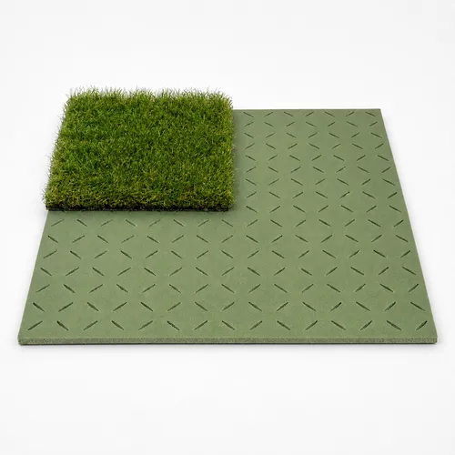 Groene drainagemat met ruitprofiel, met een stuk kunstgras erop gelegd