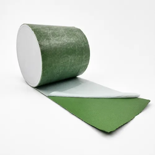 Rol groene kunstgrastape met de witte beschermlaag deels afgetrokken